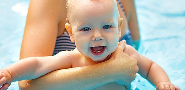 فوائد سباحة الرضع